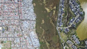 Masiphumelele and Lake Michelle, Cape Town, South Africa. © Johnny Miller/Millefoto: https://www.instagram.com/johnny_miller_photography/