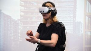 Symbol image: A woman with VR goggles.
